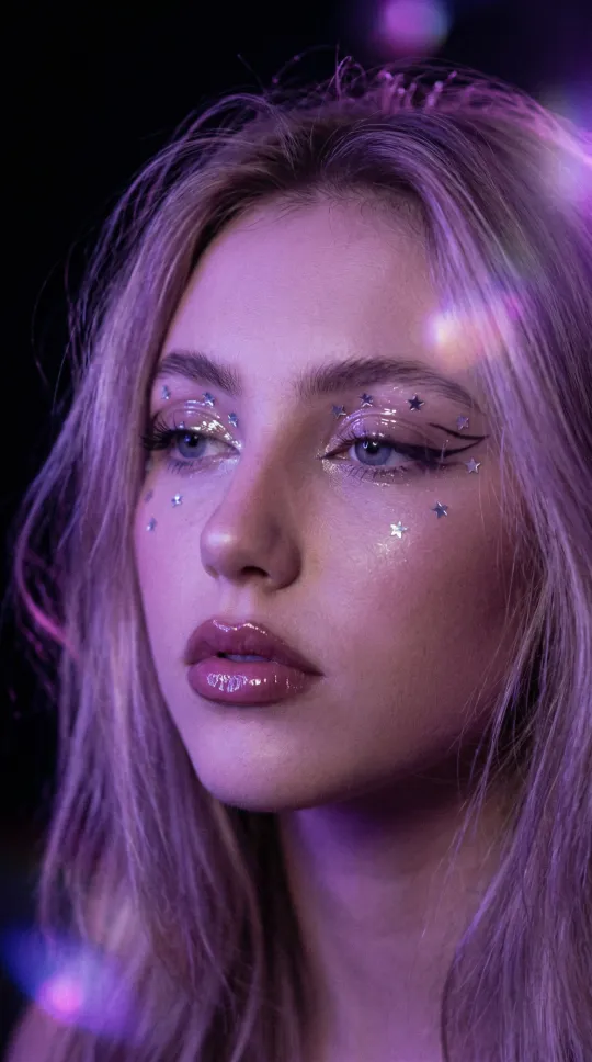 以下是几个符合要求的标题：

1.  **上传照片，一键生成霓虹梦幻剧集风格写真大片** (32个字符)
2.  **智能定制霓虹梦幻剧集写真，打造你的专属光影故事** (32个字符)
3.  **沉浸霓虹幻境：上传照片，即刻生成电影级剧集写真** (32个字符)
4.  **AI生成霓虹梦幻剧集写真，让你的照片拥有电影级质感** (34个字符)
5.  **霓虹梦幻剧集写真创作：上传照片，变身奇幻故事主角** (34个字符)