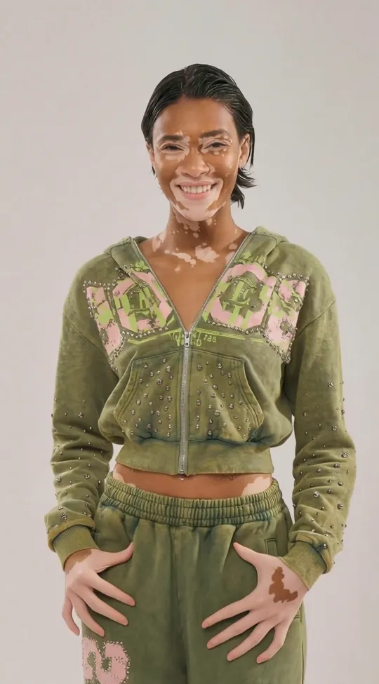 以下是几个符合要求的标题：

1.  上传视频，AI智能生成专属数字人视频，开启智能创作新体验。
2.  轻松上传视频素材，AI智能引擎为您快速生成高质量数字人视频。
3.  视频上传即刻转化，AI智能为您打造专属数字人视频内容。