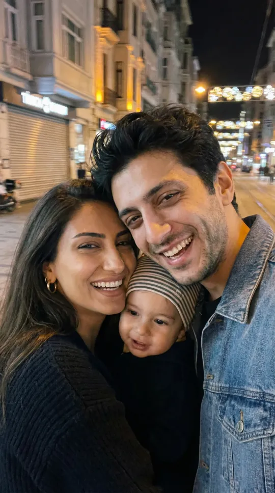 以下是几个选项，您可以选择最喜欢的一个：

1.  **双图生成暖心视频：萌娃惊喜闯入你的自拍** (30个字符)
2.  **上传两张照片，制作萌娃跳入自拍的温馨视频** (32个字符)
3.  **轻松两步，让宝贝跃入自拍，生成暖心互动视频** (32个字符)
4.  **创意自拍魔法：两图让萌娃惊喜融入你的暖心视频** (33个字符)