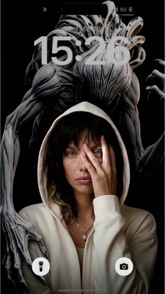 以下是几个符合要求的标题：

1.  上传两张照片，生成专属压迫感同框动态壁纸，打造个性化视觉冲击。 (35个字符)
2.  你的专属压迫感同框动态壁纸：上传双人照片即刻生成，屏幕瞬间张力十足。 (40个字符)
3.  轻松上传双人照片，定制专属压迫感同框动态壁纸，打造独特视觉体验。 (39个字符)
4.  一键上传照片，生成你的专属压迫感同框动态壁纸，让手机桌面充满个性张力。 (43个字符)