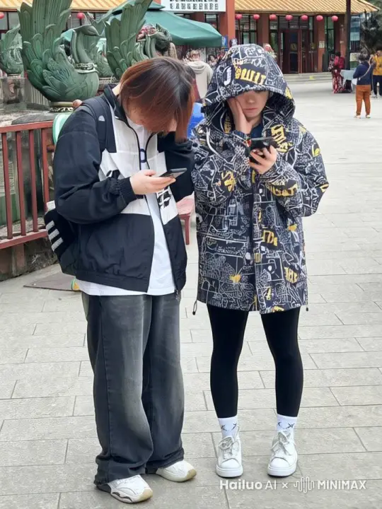 图中二个人拿着枪互殴打架开火 by Hailuo AI Video Generator