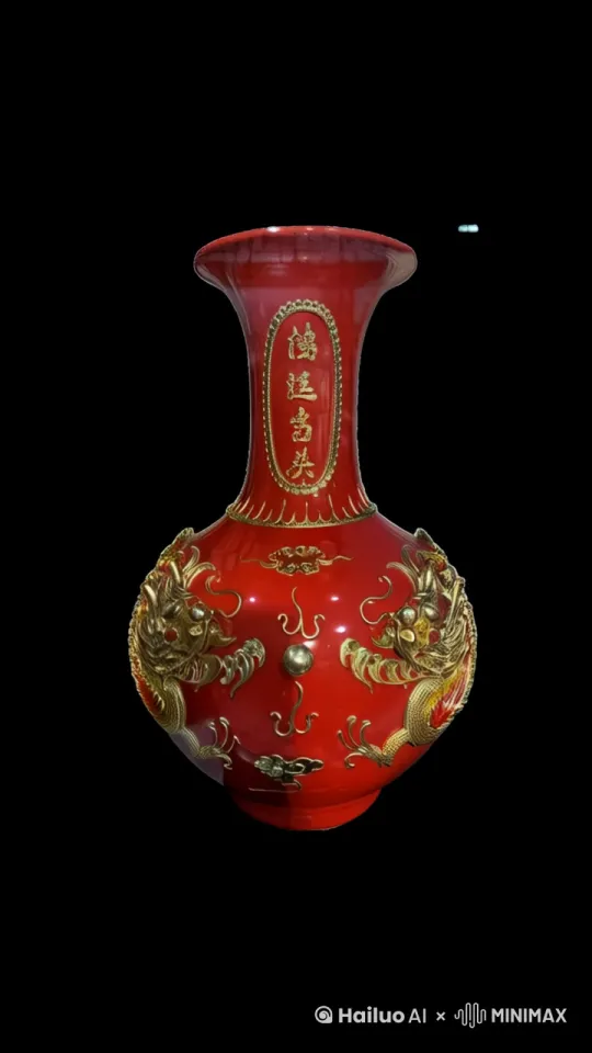 帮我生成一张图片：帮我生成一张图片：有一座主山峰上放置了一只金镶玉瓷瓶。注意瓷瓶外形色彩严格要求不变形，不变色。瓷瓶是焦点。四周起伏不定的云雾围着主山峰慢慢旋转缭绕。云雾和天空随着光线从弱到強变化。随着微风，从早晨的弱光到太阳升起，整个色彩从鱼肚白到光芒四射的金色阳光在逐渐整个场景的层次感丰富的色彩。场景格外迷人。电影风格。4K高清图。原 by Hailuo AI Video Generator