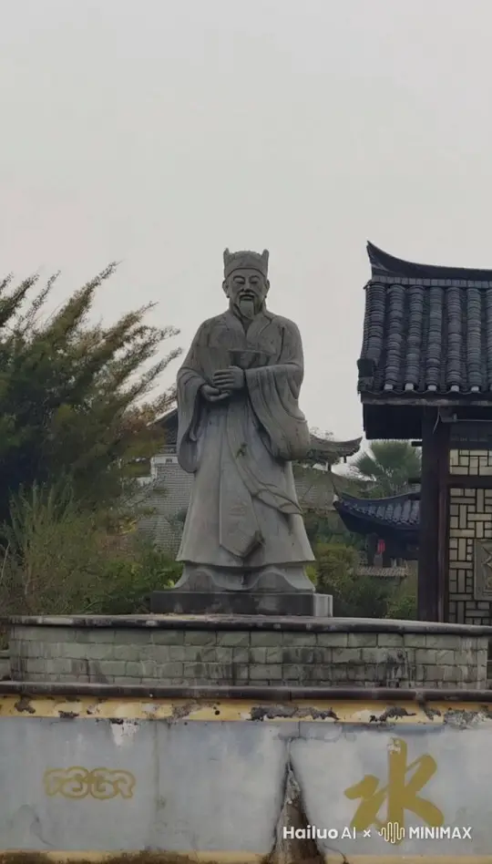 雕塑跳起来穿上红色羽绒服在空中挥舞金箍棒来回做打斗动作。最后回到原地打坐念经嘴里吐出一串音符。 by Hailuo AI Video Generator