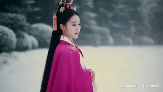 白雪皑皑落下，一位粉色披风的公主。古风图片生成信息： 雪飞霜，黑色披发，美丽的面容，甜美的编发 精致华丽的流苏头饰 穿着白色古装长裙，披着粉色的斗篷 站在雪地中，雪花飘落，朦胧氛围，微微侧身，抬头赏雪景，8K高清，真人，电影质感，中国古装妆容，中国20岁女生，瓜子脸
视频生成信息：向右缓缓转身，镜头锁定，白雪皑皑落下。微风吹动 by Hailuo AI Video Generator