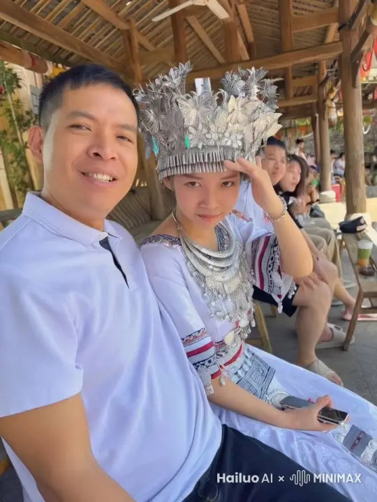 一对年轻情侣闭着眼睛，温柔地接吻，男的搂着她的腰，女的轻轻地捧着他的脸。 by Hailuo AI Video Generator