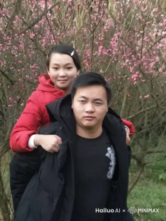 镜头移动，动态跟随，红衣女孩镜头移动，动态跟随，红衣女孩率先发起攻击，她左腿猛地一蹬地，高高跃起，右脚如旋风般扫男孩的头部。男孩机灵地低头闪躲，同时猛地腾空一冲，用腿向红衣女孩的腹部，左拳如雷霆万钧之势直击侧身。红衣女子，侧身一扭，避开拳头，跳起来施展出迅猛的连环踢猛踢向男孩。男人迅速抽回手，红衣女孩突然高高跃起，向男人踢去，他趁红衣女孩落地未稳，飞起一脚踢在她的后腿上，他们的招式刚柔并济同时用轻功飞到梅花树枝上打斗，时而是刚猛的直拳，时而是柔美的转身回旋踢。其它的人都站起身来鼓掌呐喊。
 by Hailuo AI Video Generator