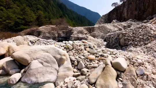 翡翠筆記01
翡翠的原石有两种:山料和仔料。山料是从山上直接开采出来的,形状不规则,有很多棱角和裂纹,结构相对较粗糙疏松,没有外皮,不属赌石。仔料,指翡翠玉的砾石,系翡翠玉原石在地壳运动中受力破碎后滚下山坡,被洪水或河水带入山沟或河流中形成的卵石;往往有原生皮或外层有风化皮,因看不到里面的玉石,被称为赌石。科学发达的今天,也还没有一种仪器能通过这层外壳很快判出其内是宝玉还是败絮。而翡翠砾石有大有小,几十、几百公斤至几吨的比较常见,大的有几千吨,甚至几万吨的,小的如拇指大小。 by Hailuo AI Video Generator