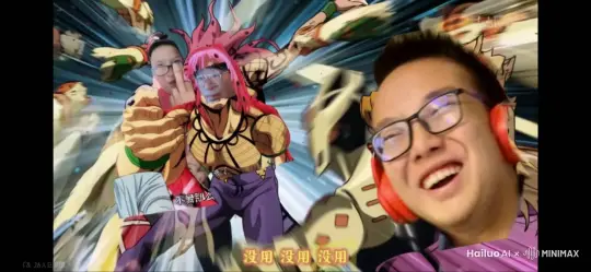 这个大笑的男孩在用这个金色的替身用拳头疯狂连续攻击这个粉头发肌肉男，金色替身的拳头连打速度堪比光速，力量为1000000吨，粉头发肌肉男掏出了一个微笑的小男孩样子的替身，这个替身在竖中指，竖完中指他就要对金色替身疯狂连续挥拳攻击，但力量速度远不及金色替身，然后小男孩就连着粉头发肌肉男一起被打飞了 by Hailuo AI Video Generator