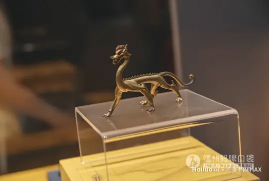 龙形雕塑甩甩头后，优雅的向前走，并跳下展示台，离开画面，镜头稍微向右环绕运镜运镜 by Hailuo AI Video Generator