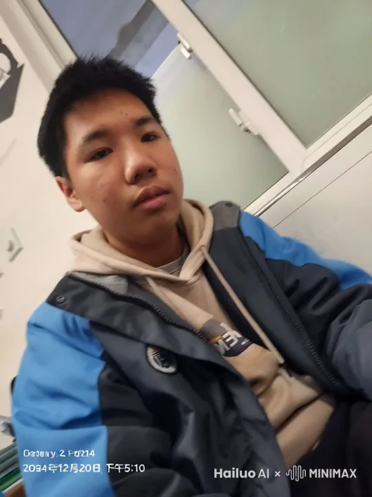 这个男人慢慢脱下了自己的衣服，露出了强壮的腹肌 by Hailuo AI Video Generator