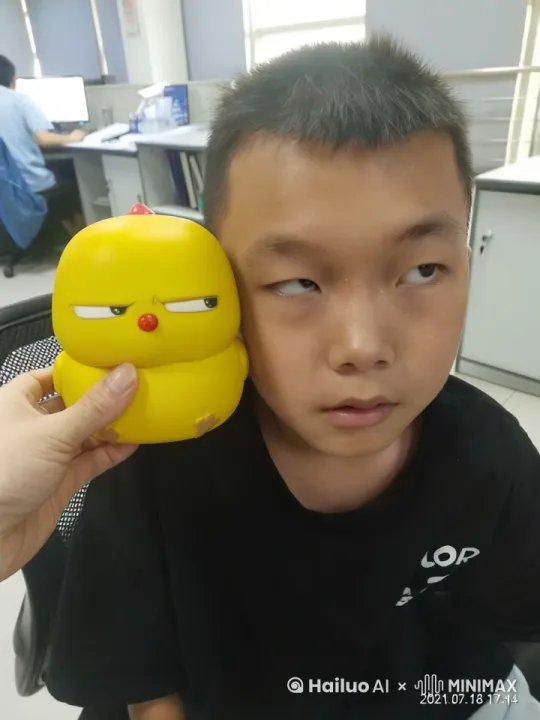 黄色人偶飞起来挣脱小手，来到男孩面前，转身，长出大手左右扇男孩巴掌，男孩被扇得左右摆头，露出痛苦表情 by Hailuo AI Video Generator