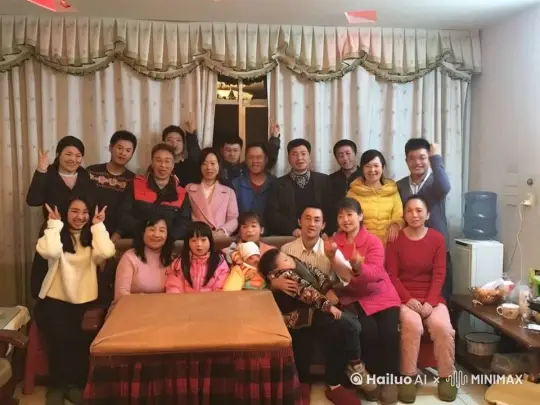 一家人在唱新年好，并且都开始跳舞和扭动脖子，还有人跳街舞 by Hailuo AI Video Generator