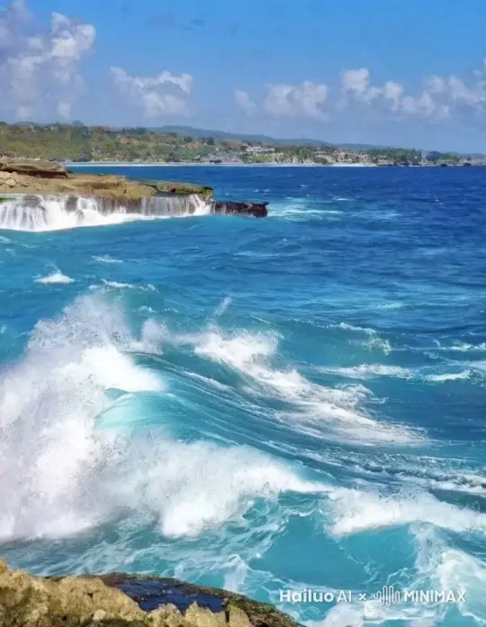 波涛汹涌，大批海鸥飞翔，一个人在大海中奔跑 by Hailuo AI Video Generator