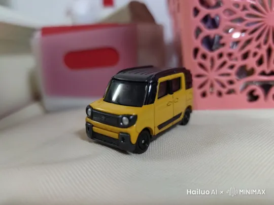 这辆黄色的车是变形金刚，我要展示它变成人形的过程 by Hailuo AI Video Generator