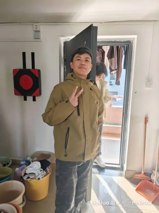 男人变身成钢铁侠和蜘蛛侠大战，恐龙突然闯进来 by Hailuo AI Video Generator