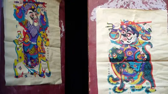 两个门神在画中都要动起来，可以眨眼，摇头，身体有小幅度动作，动作可以做得慢一点，保留形态，画面纸张不动，坐骑也可以动起来，左边的门神要动起来，门也可以煽动一下，坐骑可以简单蹬腿摇尾巴 by Hailuo AI Video Generator