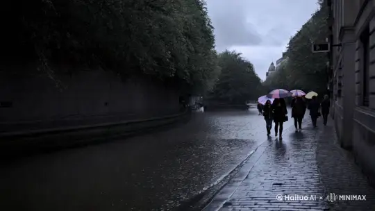 一个乌云遮天蔽日的天气，在一条蜿蜒的巷子中，有条小河在流淌，旁边是路过的打伞的行人，泰国 by Hailuo AI Video Generator