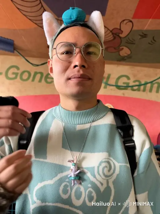 这个男孩露出了一身腱子肉，并露出让人着迷的微笑，突然，又摇身一变浑身布满了毒液，此时男孩的表情变的邪恶起来。 by Hailuo AI Video Generator
