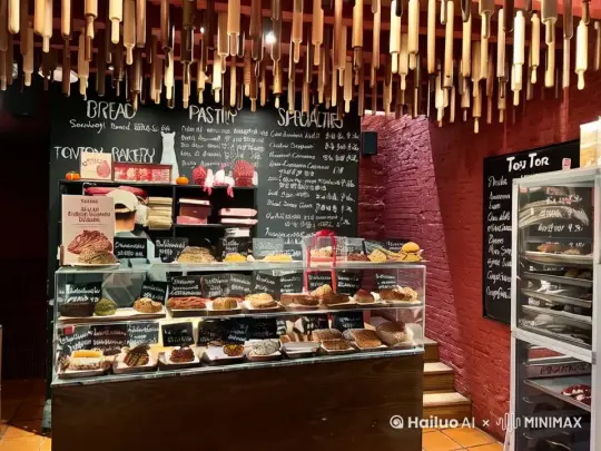 面包店里所有的面包和点心都变成了活蹦乱跳的小动物和外星生物到处跳跃和爬行，恐怖元素，引人关注，动感，大师之作，获奖作品，超高清，趣味性， by Hailuo AI Video Generator