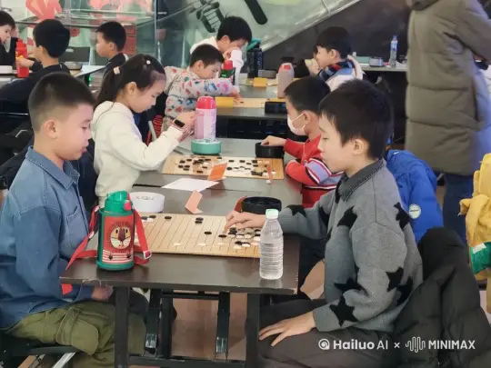 右手边的人赢得了比赛，双手举过头顶庆祝胜利。 by Hailuo AI Video Generator