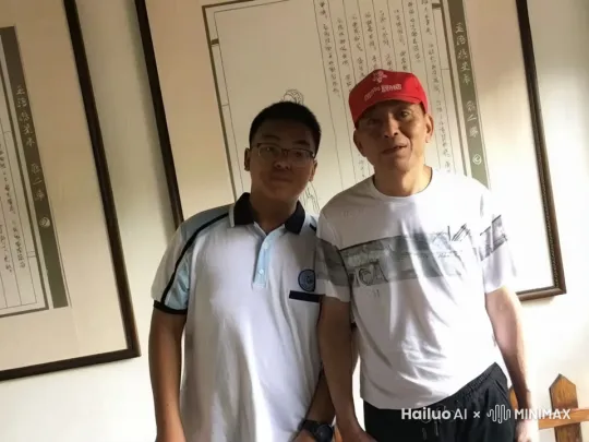 两个人拥抱亲吻，互相表白 by Hailuo AI Video Generator