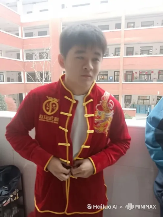 这个人抱往一只母猩猩，然后舌吻 by Hailuo AI Video Generator