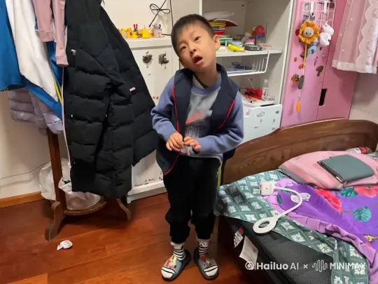 图片中的人物突然开始朝着镜子疯狂磕头哭泣。 by Hailuo AI Video Generator