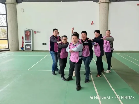 所有人开始打斗 by Hailuo AI Video Generator