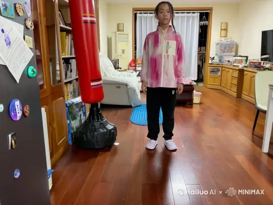 突然图中脚下的地板裂开了整个房子都塌了露出来了地板下面滚烫危险的岩浆结果图中的人物害怕的举起了双手并掉了下去他被岩浆给腐蚀掉了。 by Hailuo AI Video Generator