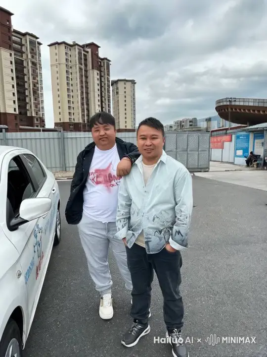 让他俩唱迈克尔·杰克逊的歌跳舞迈克尔·杰克逊的舞 by Hailuo AI Video Generator