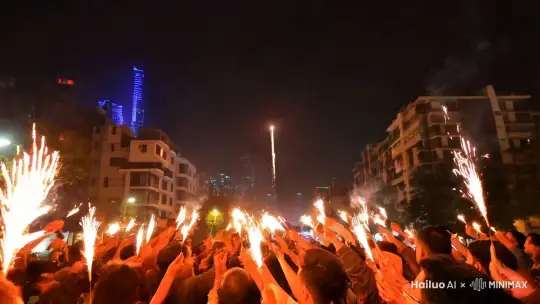 在一个街道上，有很多人在放烟花，也有很多人在一起跳舞，旁边有很多的路灯，旁边的楼上全都是灯，突然一个烟花飞了上来，爆炸后变成了2025 by Hailuo AI Video Generator