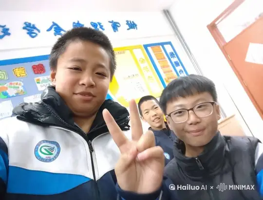 两个人刚才还玩的好好的结果就打起来了 by Hailuo AI Video Generator