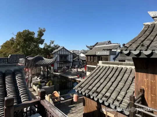 一名古装侠客身穿白袍、头戴斗笠、背负长剑，从图中的屋顶上掠过，从一个屋顶上跳到另一个屋顶上，不断跳到下一个屋顶，很快消失在远方。树叶在微风中摆动，行人在街道中走过，没人留意到这个侠客 by Hailuo AI Video Generator