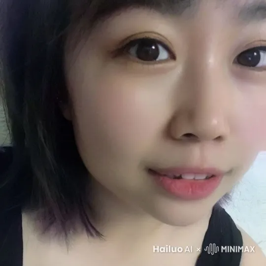 迷人的微微一笑，勾人的眼神。 by Hailuo AI Video Generator