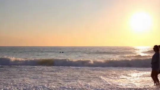 大海边涛声阵阵，你我踩着海浪，望着远方的夕阳，孩子在自由地蹦跑着 by Hailuo AI Video Generator