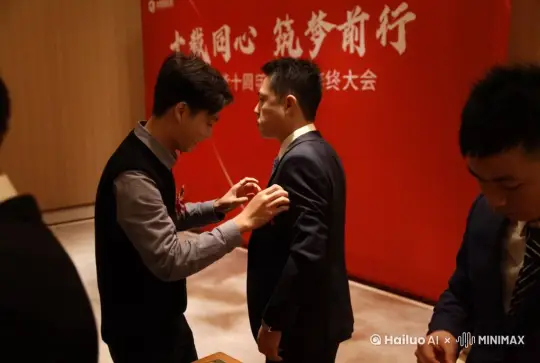 两人物打斗，拳打脚踢 by Hailuo AI Video Generator