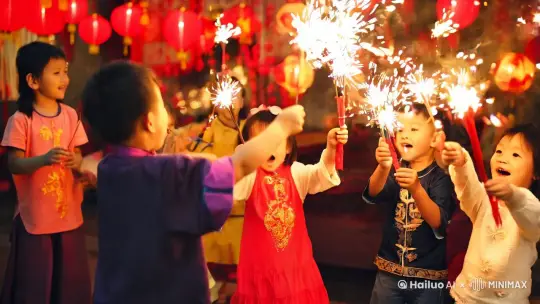 过蛇年了！鞭炮的小孩欢声笑语，洋溢着过年的喜庆！ by Hailuo AI Video Generator