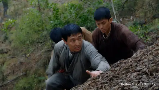 路途困难：
面对陡峭山坡，三人手脚并用，艰难攀爬，汗水直流。
湍急溪流前，王老师帮助李阳和林悦过河，大家的鞋子和裤脚都湿了。
复杂地形中，三人迷路，神情焦急但互相鼓励。
环境变化：
特写树木上的病虫害，虫子爬动，树叶枯黄。
干涸的小溪流，河床干裂，只有一点点水洼。
空旷的山林，很少有动物留下的足迹。 by Hailuo AI Video Generator