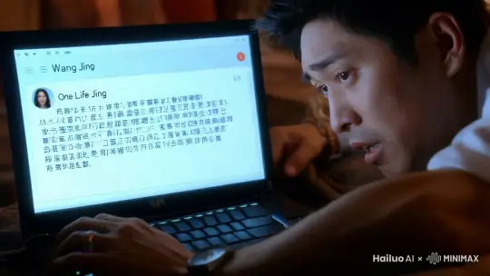 第1章\n暗恋了女友七年的情敌，在我们领证前夕宣布放弃。\n代价是怀孕的女友陪他一夜。\n事后，女友跟我说：我只是瞧他可怜。\n1\n用女友张静的电脑剪辑婚礼需要的视频时，电脑微信端弹出一条信息：\n「小静，求你了！爱你七年，我只求这最后一面，从此咱们山水不相逢！」\n对方的微信名字叫「守静一生」。\n我莫名觉得熟悉，似在哪里见过这个名字。\n不一会儿，对话框里女友回复了：\n「定位发我。」\n我顿时如遭雷击。\n张静换好衣服走过来，我迅速关了窗口假意在剪辑视频。\n她亲昵的搂着我的脖子，撅着嘴撒娇：\n「老公，对不起，公司项目临时加班出标书，领导下了命令明早前必须死出来！」\n我僵硬的转过脖子，定定的看着她：\n「静静，你怀孕了还熬夜加班对身体不好，大不了这工作不做了，老公养你！」\n她闪着星星眼，满是爱意的看我：\n「就知道老公对我最好了！可是我已经答应领导了，老公我保证这是最后一次加班熬通宵！」\n她工作繁忙，遇上项目忙，加通宵是常事。\n可是她明明是要去见那个追求者，撒谎竟脸不红心不跳。\n原生家庭的缘故，我能够敏锐的感知情绪。\n此刻，她脸上漾着笑容，内心是雀跃的。\n这根本不是正常社畜被通知加通宵的心情。\n我想起来那个名字是谁了。\n张静每次睡前习惯性刷完某书再睡。\n前几天，醉酒的我半夜口渴，起身喝水时，看到她正在「守静一生」的更新下回复。\n发现我醒了，她立马收起手机：\n「老公，你怎么醒了？是不是口渴？」\n听我咽了一波口水。\n她立马开灯，小跑着出去给我倒温水。\n只是出去的时候，手里还抱着手机。\n晕晕乎乎的我当时并没多想，只是感叹自己命好有个这么贴心的老婆。\n喝完水，她关灯直往我怀里钻。\n柔软的吻落在我眼睛、唇上，一双手紧紧抱着我。\n要不是迷糊间记得她有了身孕，我是真没法控制自己。\n想到此，我不自觉攥紧了双手。\n抽屉里特意备好的惊喜，我也无心拿出来了。\n我心乱如麻。\n作为男人、老公，我应该信任她的。\n我努力告诉自己，她只是去让那个爱了她七年的追求者死心。\n可是内心深处，有个声音告诉我：\n让追求者死心最好的办法不应该是不回复不见面吗？\n最绝情的办法不应该是叫上我这个老公吗？\n可是她却以加通宵为由骗我......\n我根本不敢多想。\n她怀了我的孩子，万一那个男人兽性大发......\n还是说，她只是顺路去见一面，彻底了断后去公司加班？\n女追男隔层纱，想到她曾经对我表白时说的话，我不禁鄙视自己心胸狭隘。\n「秦昭，我知道自己不够漂亮不够优秀，可是我保证自己绝对是最爱你的。追在你身后两年，你的追求者换了一茬又一茬，只有我没放弃，因为爱你已经成了我生活的全部。」\n第一次，我动了心。\n一个女孩，捧出一颗真心对我好，我并非草木，被她感动拿下是迟早的事情。\n在一起后的三年，她对我的爱从未变过，体贴入微如春风化雨，让我坚定的认为自己找到了真爱。\n在她意外怀孕后，我果断求婚想和她有个家。\n望着正往身上喷香水的女人，我想给她一个机会：\n「静静，我陪你去吧！晚上你一个人不安全。」\n她转了个圈来到我怀里：\n「老公，我不想你跟我受累，明天民政局见！」\n第2章\n2\n我深吸口气，将她抱的更紧：\n「好。」\n她在我脸上落下一个吻，转身离开。\n直到她的身影关在门后许久，我才打开某书，去搜寻那个「守静一生」。\n出于直觉，我点开了那个有一千多条笔记的头像。\n那里，记录了一个男孩对一个女孩七年爱而不得的心酸。\n酸到我全身血液倒流。\n文采斐然不重样的告白日记，让我都汗颜。\n只是每次告白都以失败告终。\n他默默爱了她七年。\n他永远在张静背后一步之遥，守着她上大学，望着她毕业，目睹她求爱，见证她投入我的怀抱......\n七年，从未变过心，也从未放弃。\n「她要结婚了，我也该放手了！惟愿她爱的人如我一样爱她，愿她平安喜乐幸福一生！」\n有个人在下面点赞，回复：\n「有你的祝愿，她肯定会幸福的！」\n每条状态下，这个人都有回复，然后被男人置顶。\n只要不是傻子，都知道这个被置顶评论的人是女主角。\n忽然，某书弹出男人的最新状态：\n「她来见我最后一面了！我死而无憾！期待幸福降临！」\n很快有人评论，希望他能就此放过自己，走出痴情。\n也有人说，女孩都要结婚了，这样痴缠不放手不道德。\n男人立马回复：\n「你不是我，不懂我有多爱她！看不到她的每一分每一秒，我都在痛苦中煎熬！」\n我不知道该替这个男人心酸，还是为自己悲哀。\n因为，他这条更新的定位正是我们即将举行婚礼的酒店！\n而我粗粗翻看了所有的状态，他和张静私底下见过很多次！\n她带他游玩的都是我们曾经约会的地方。\n翻出我和张静的聊天记录，原来他们相见的日子，都是我忙着手术无法陪她的时候！\n五雷轰顶不过如此！\n我相信张静是爱我的 by Hailuo AI Video Generator