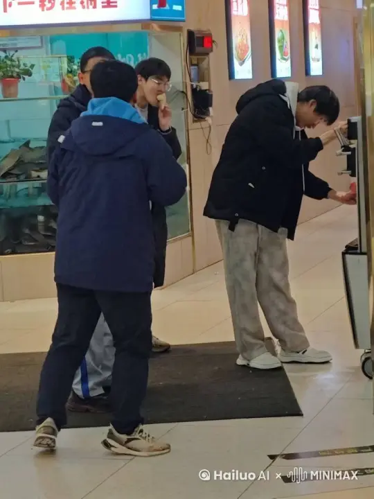 四个人打架，打着打着亲一块了，从背后拿出两块西瓜，一个啃了一个砸到另一个人头上，最后一个人背着一个人跑了 by Hailuo AI Video Generator