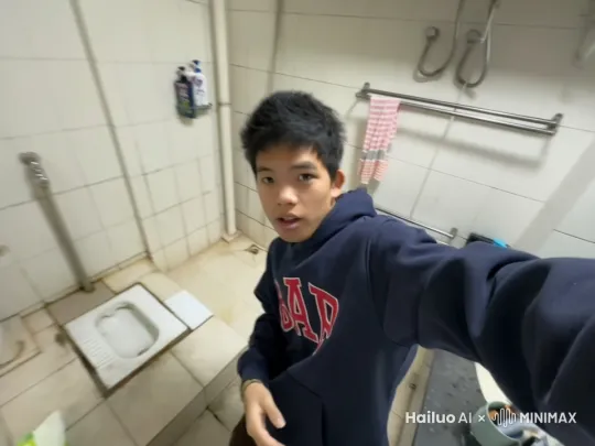 站起来拿出墨镜戴上，拿出加特林扫射 by Hailuo AI Video Generator
