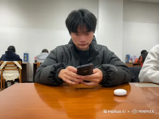 突然站起来，扔掉手机，跳上桌子，仰天大笑，同时手舞足蹈，跳起芭蕾舞 by Hailuo AI Video Generator