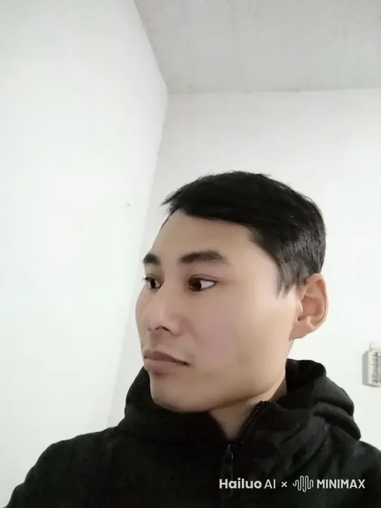 我在街道上行走和终结者机器人握手 by Hailuo AI Video Generator