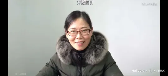 图片中的女老师站起来跳舞跳进了一个满是学生的教室里，并且写出了一道数学题。 by Hailuo AI Video Generator
