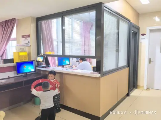 图中两个小孩突然变成了拳击高手开始打了起来，结果一个大人来了但大人没想到别人扔了个手雷 by Hailuo AI Video Generator