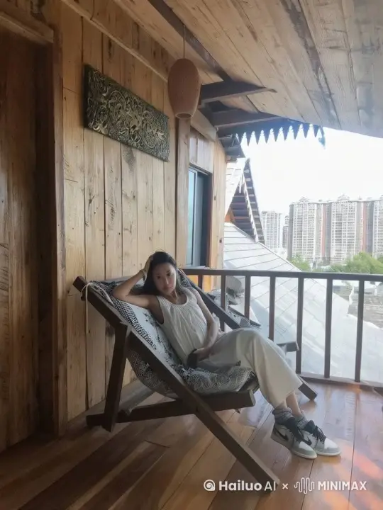看书要光线好，晴天，电影模式，戴个大的草帽 by Hailuo AI Video Generator
