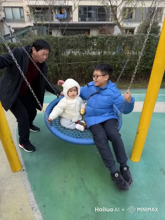 黑衣服的男人用力一推，圆盘荡起来，结果白色衣服的小孩子飞了起来，在空中跳舞 by Hailuo AI Video Generator