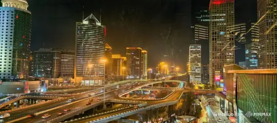 这是北京国贸高价立交桥上车水马龙的场景。以立交桥中心为轴心，整个画面慢慢旋转160度。场景非常壮观漂亮。4K高清图 by Hailuo AI Video Generator