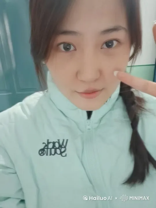 图中的女生开口说，“老公我爱你，么么么”，然后亲上来 by Hailuo AI Video Generator