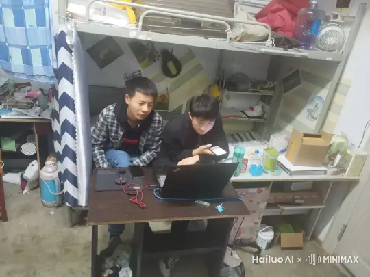 两个人看着看着亲了起来 by Hailuo AI Video Generator